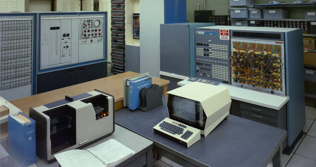 ¡No sabés! Entre todos esos equipos, en la sala de computadoras tenemos unos ¡ochocientos kilobytes! ¡Imaginate! ¡Sólo los ingenieros informáticos han visto un kilobyte con sus propios ojos! Mabel, de contaduría, me preguntó el otro día de qué color es un kilobyte. ¿Podés creer que la gente sea tan estúpida?